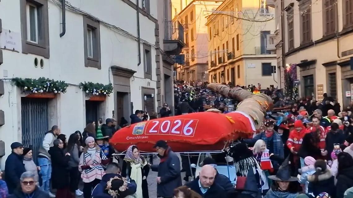 A Viterbo la Calza della Befana, folklore e solidariet&agrave; in centro