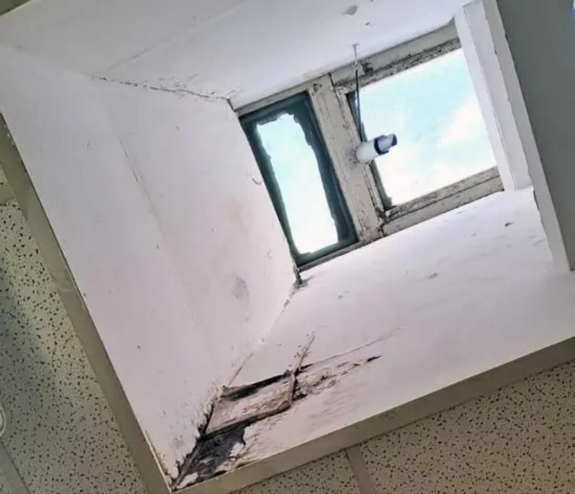 &laquo;Al Midossi infiltrazioni d&rsquo;acqua, soffitti crollati e solo due bagni utilizzabili&raquo;