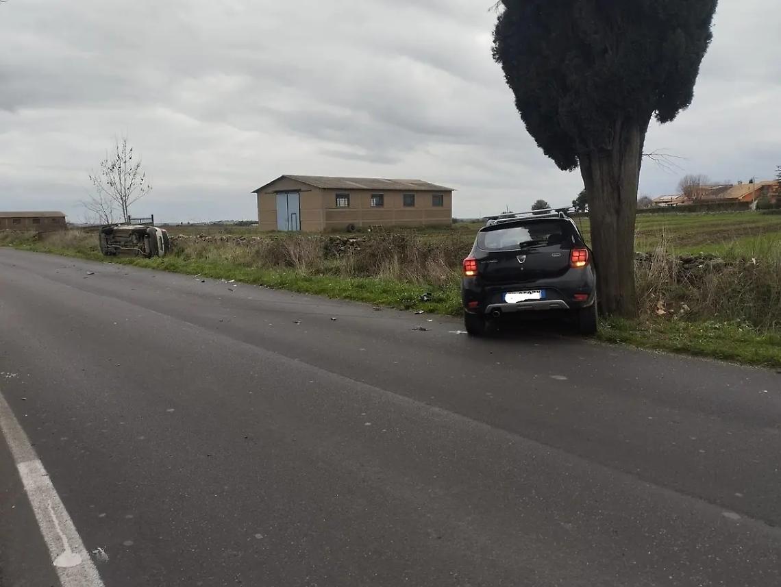 Scontro tra due auto sulla Tuscanese: una si ribalta, l&rsquo;altra contro un albero