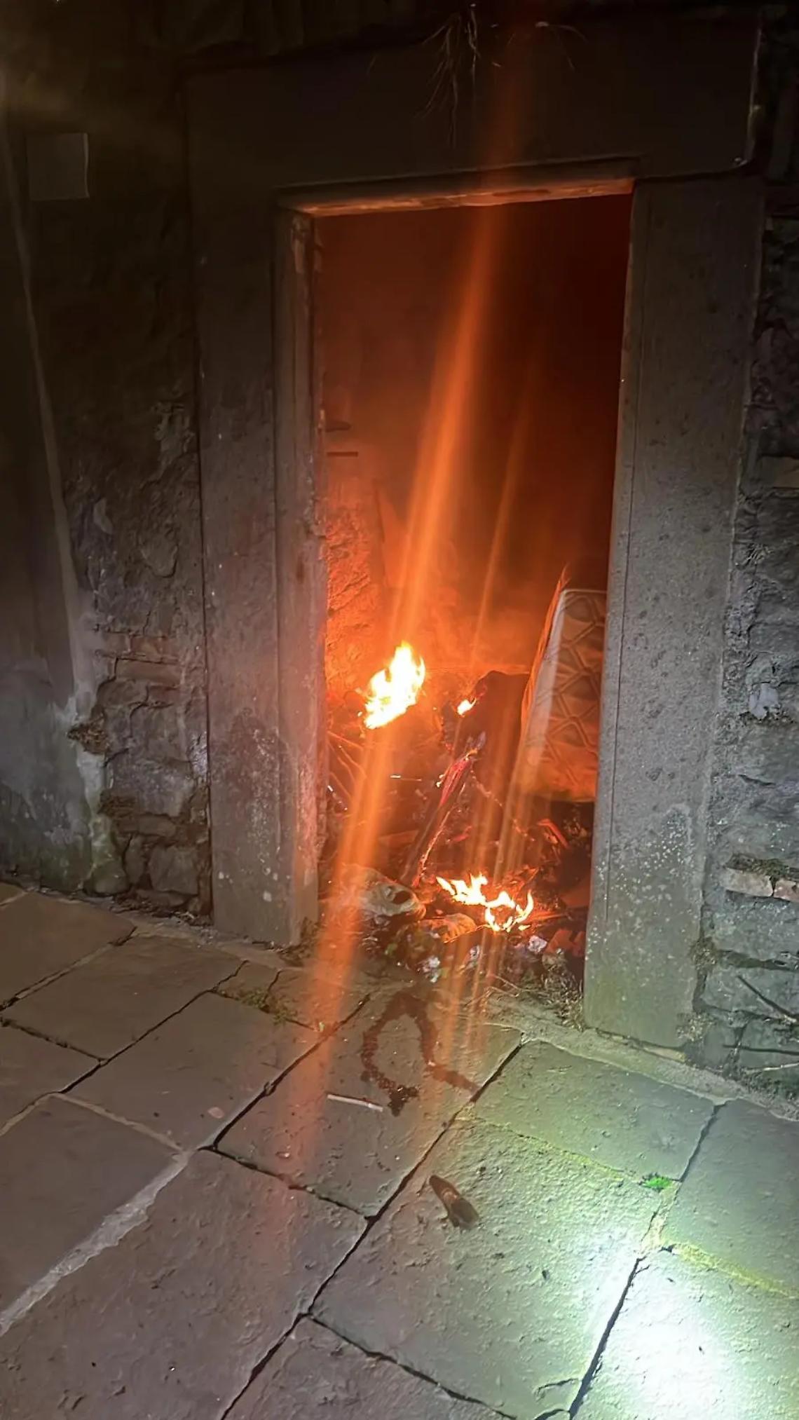 Viterbo: incendio nello stabile diventato una discarica