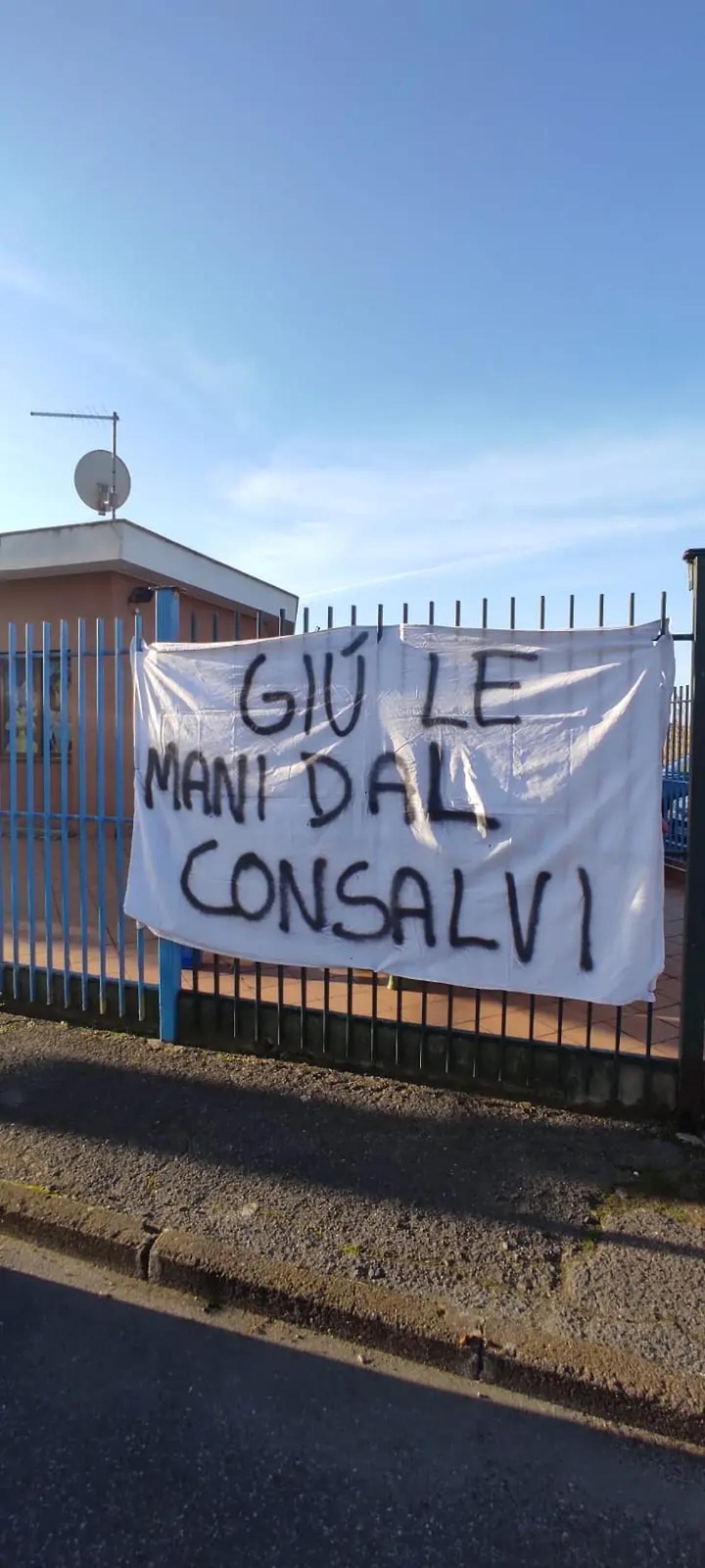 &ldquo;Gi&ugrave; le mani dal Consalvi&rdquo;. Striscioni e proteste dei genitori contro la giunta