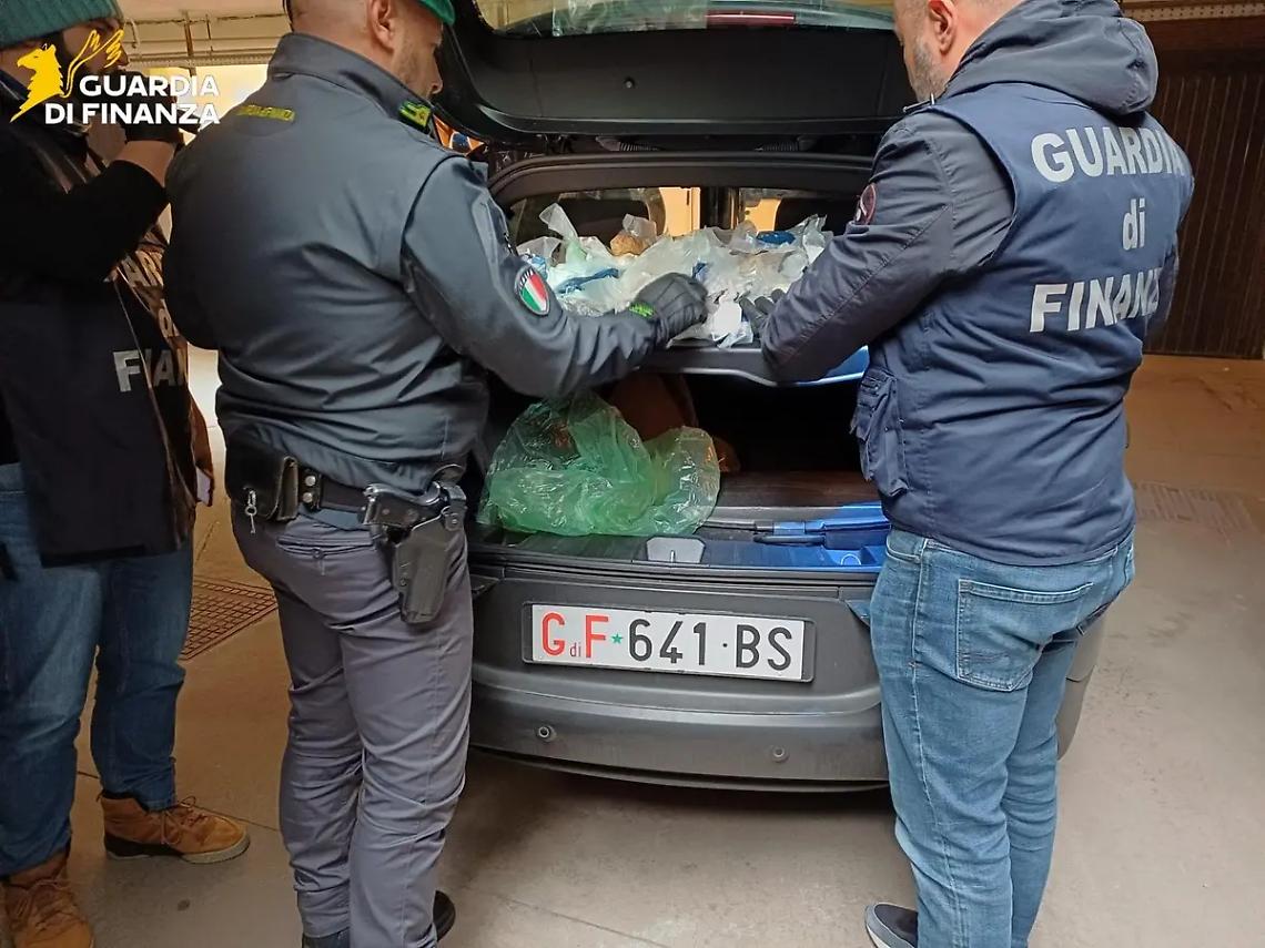 Sequestrati 7 kg di cocaina: madre e figlio in manette