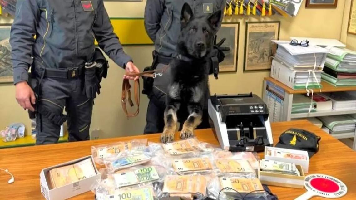 Nasconde in casa cocaina e 157mila euro sottovuoto