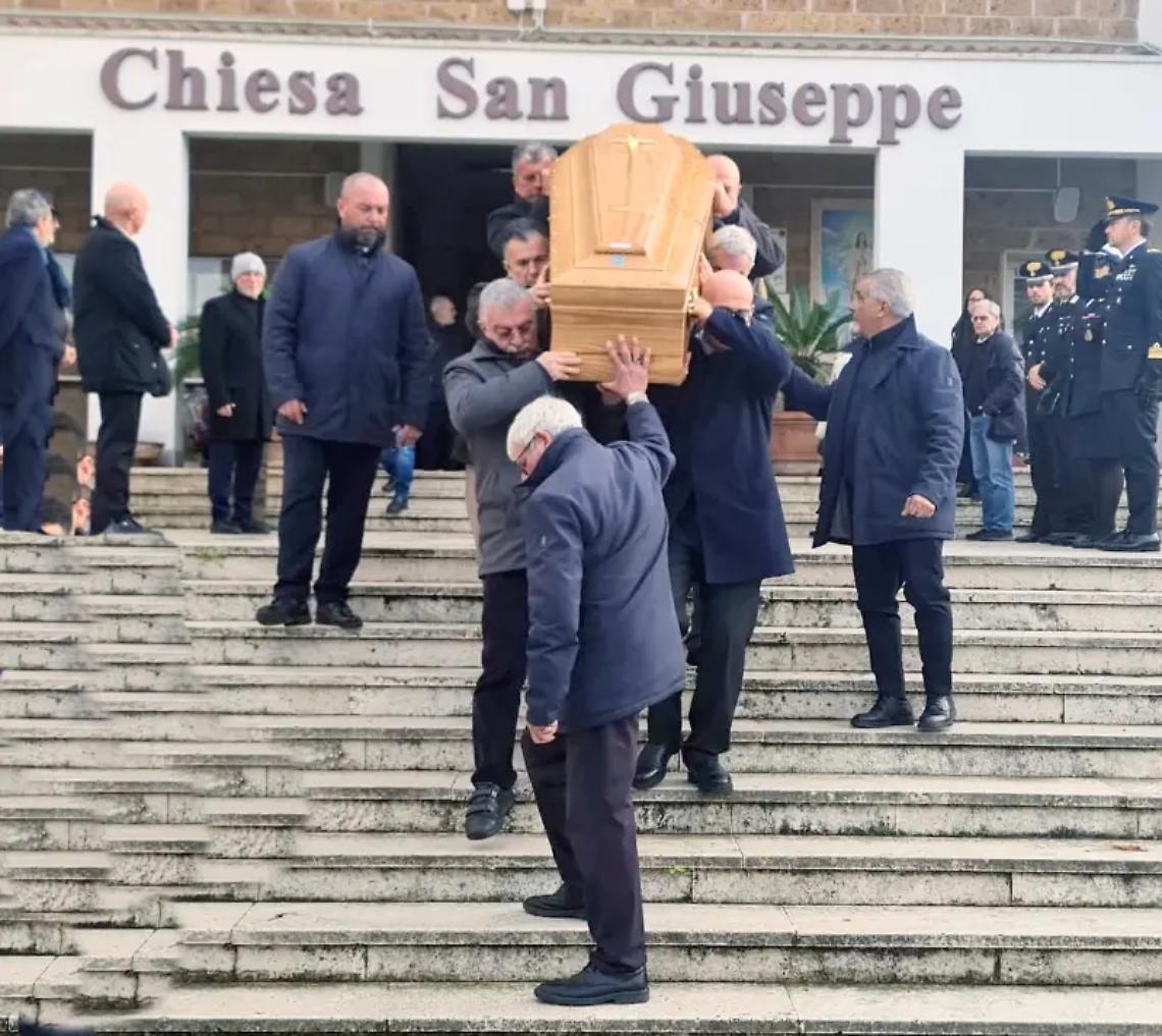 Lacrime e commozione per l&rsquo;ultimo saluto al generale Settanni