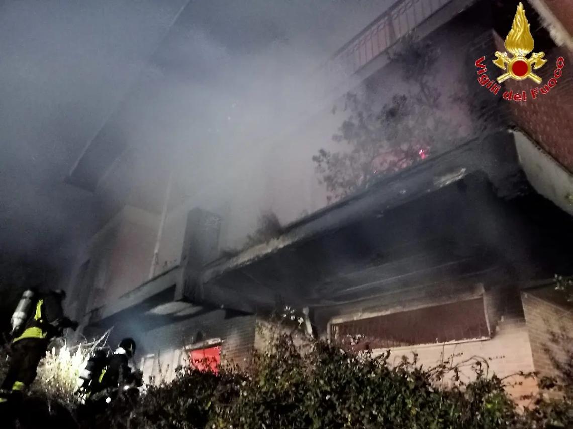 Villa abbandonata in fiamme a Santa Marinella