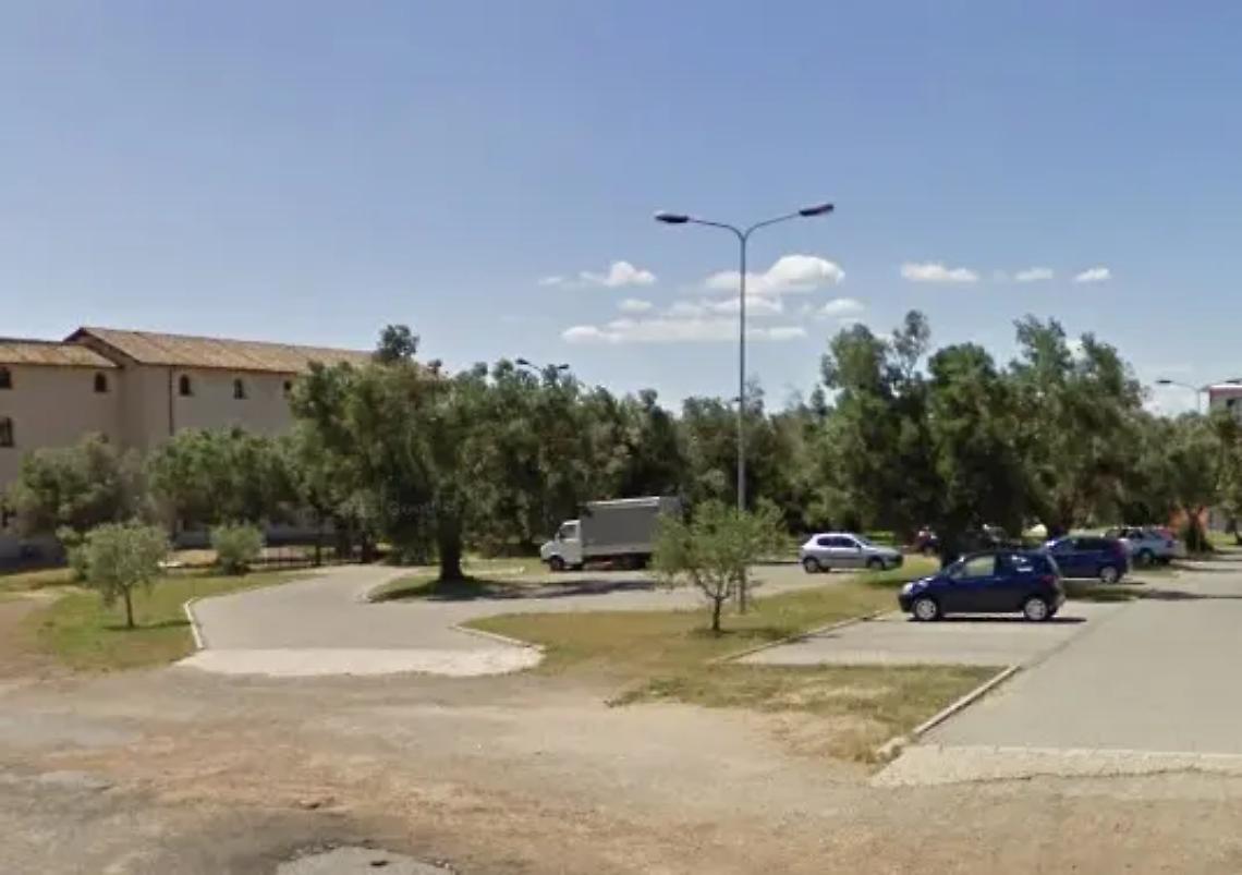 Allarme furti in auto e furgoni nel parcheggio del Granarone