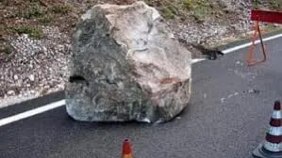 Masso cade in Strada Filante: scatta l'interruzione della viabilit&agrave;