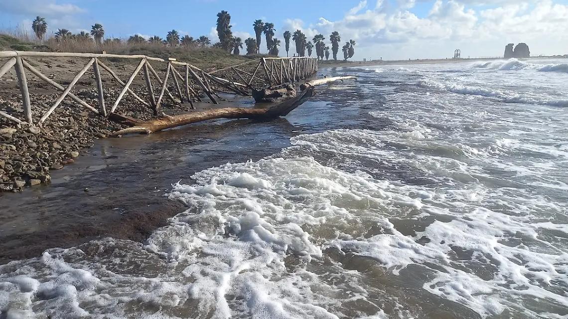 Palude accerchiata, l&rsquo;erosione fa danni