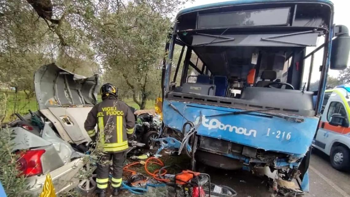 Frontale auto-bus: muore guardia giurata