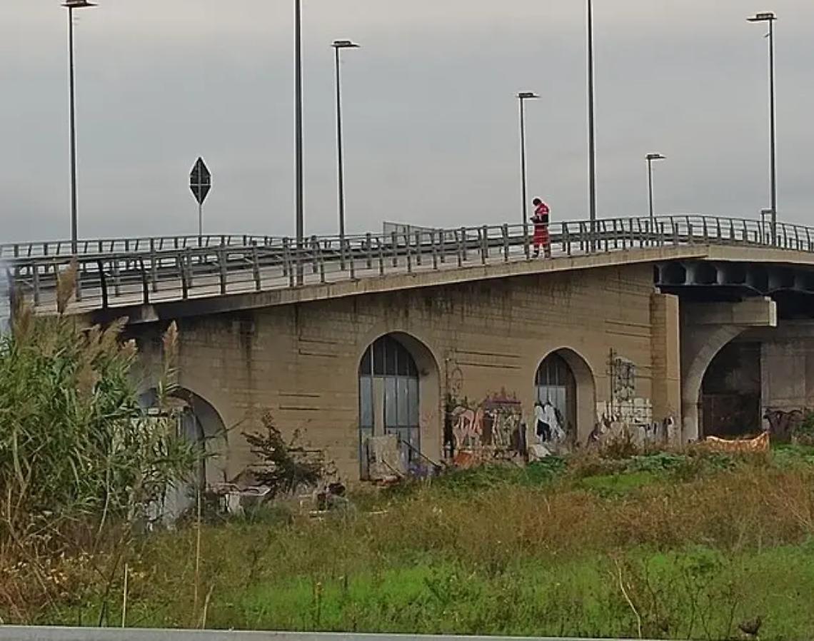 Gi&ugrave; dal cavalcaferrovia: uomo in fin di vita