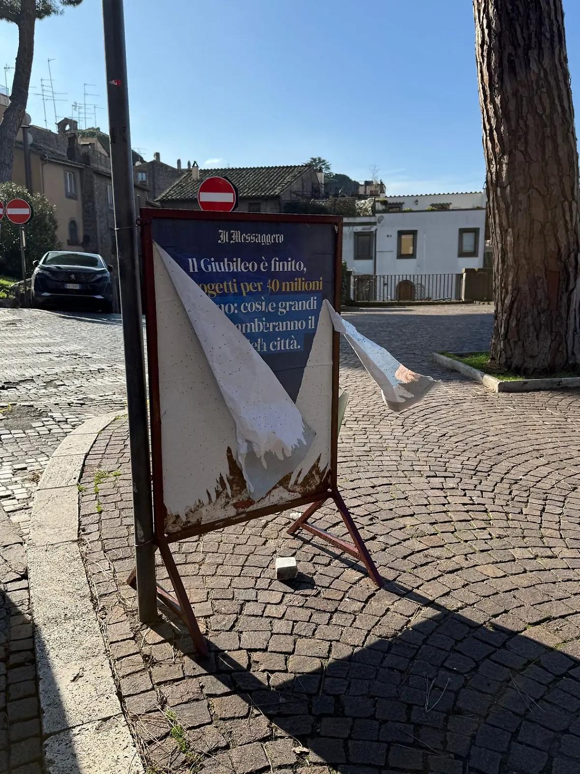 Nuovo atto vandalico contro i manifesti di Giorgia Meloni, FdI: &laquo;Intollerabile, pericolosa deriva di odio politico&raquo;