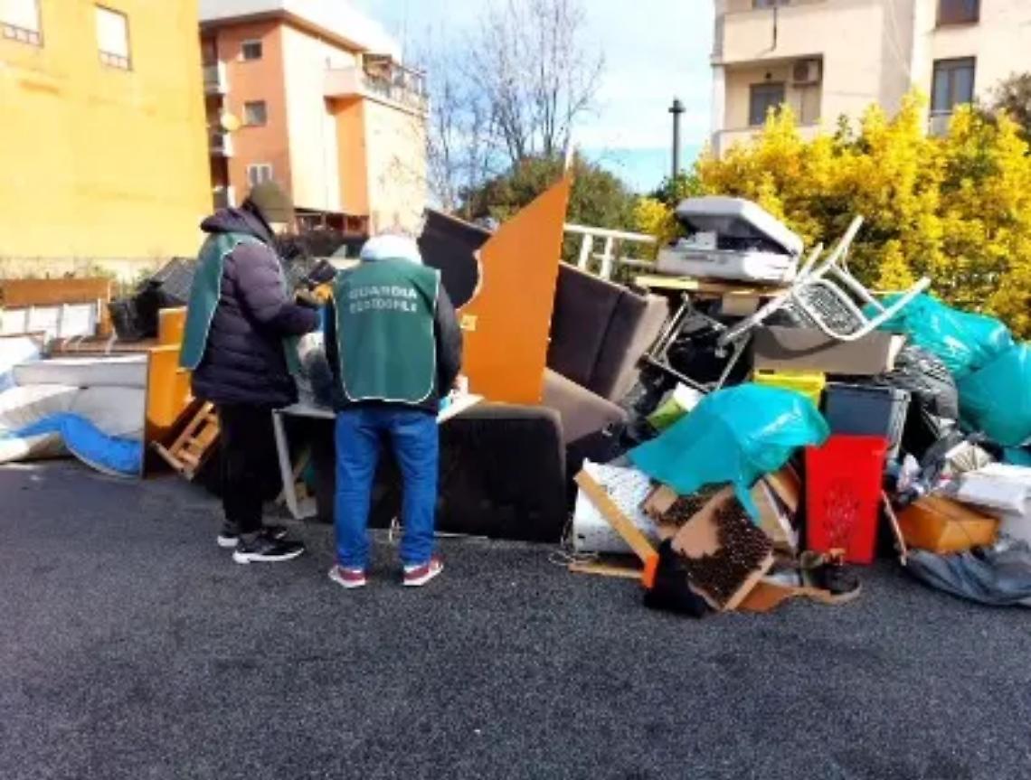 &ldquo;Sgomberano&rdquo; casa e lasciano tutto in strada: indaga la municipale