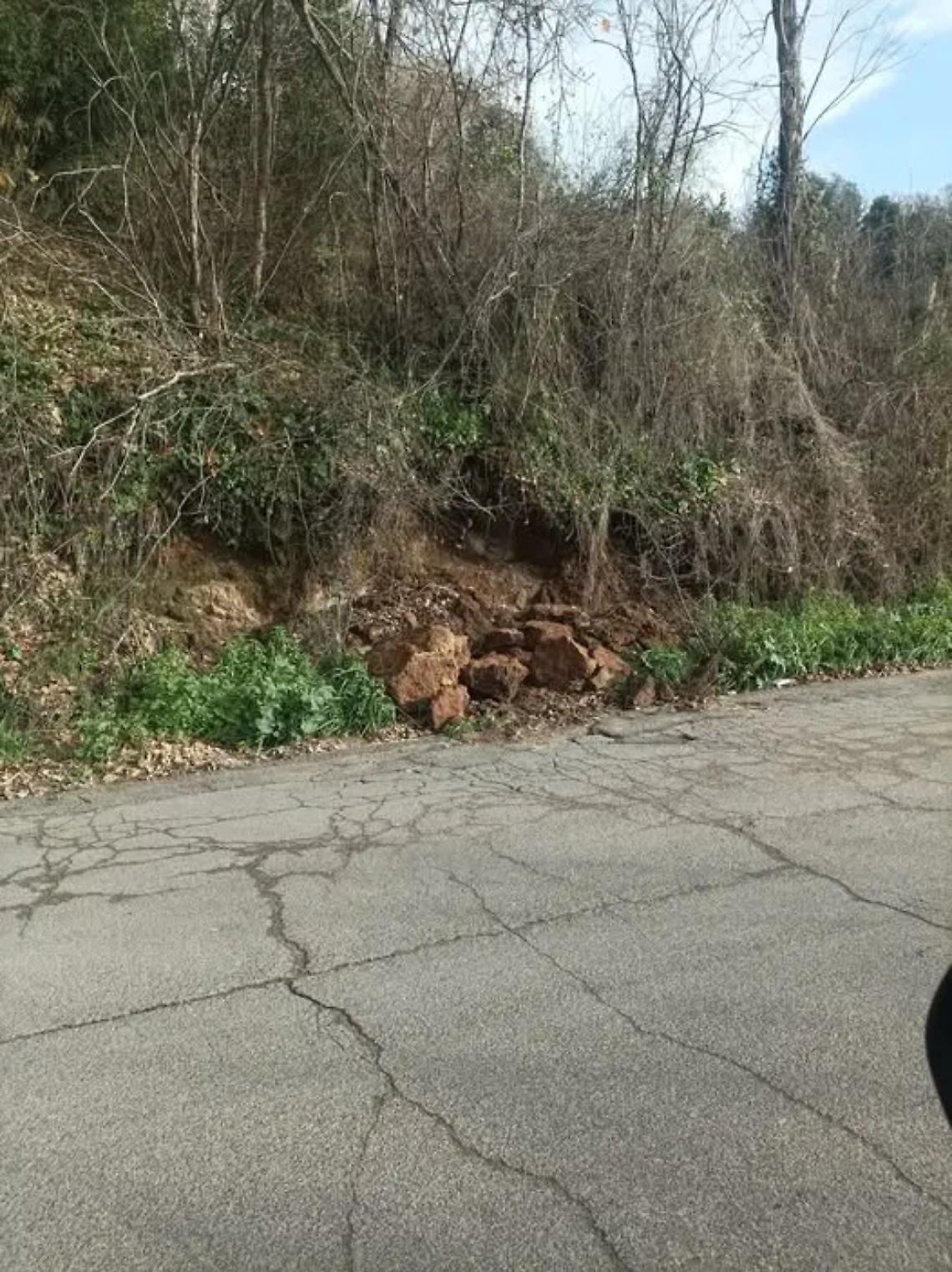 Buche e frane, tanti pericoli nelle periferie etrusche