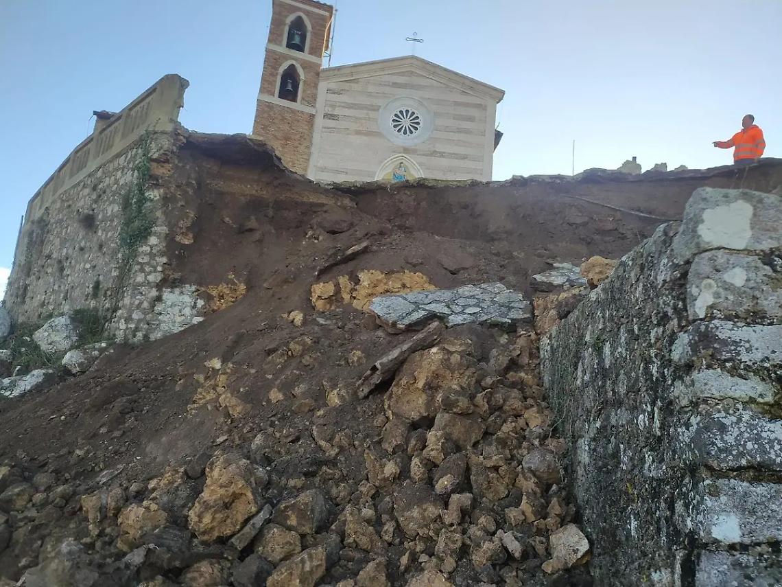 Crolla parte della balaustra alla Rocca, area interdetta &ndash; Fotogallery