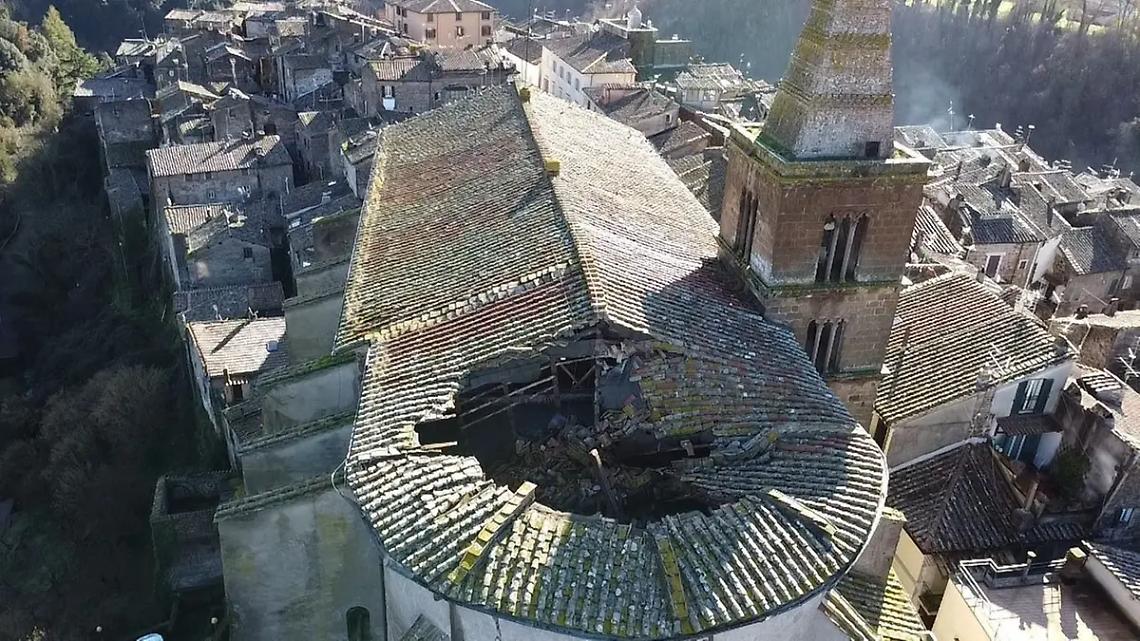 Crolla parte del tetto del duomo di Capranica
