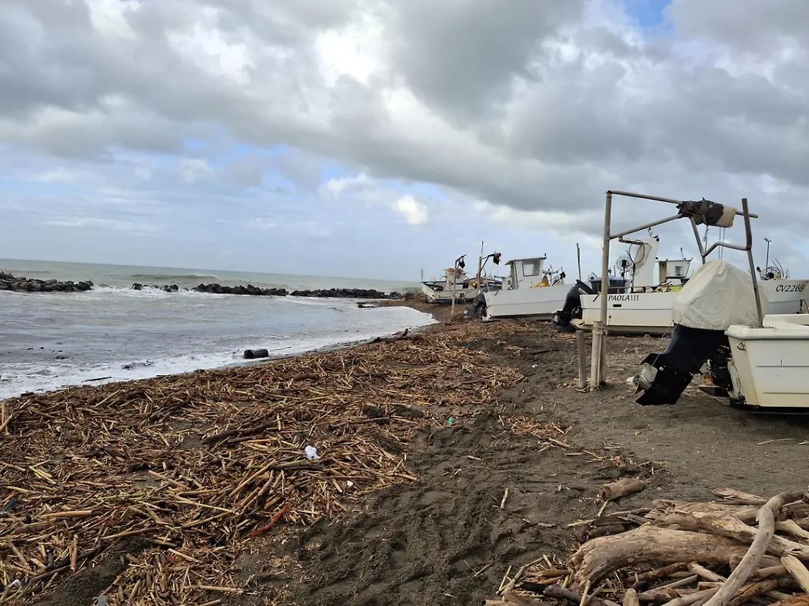 Canne e tronchi in spiaggia: i pescatori restano a terra