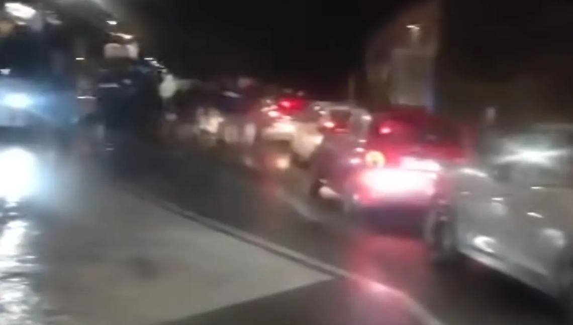 Passeggeri in strada, traffico ferroviario interrotto e deviato