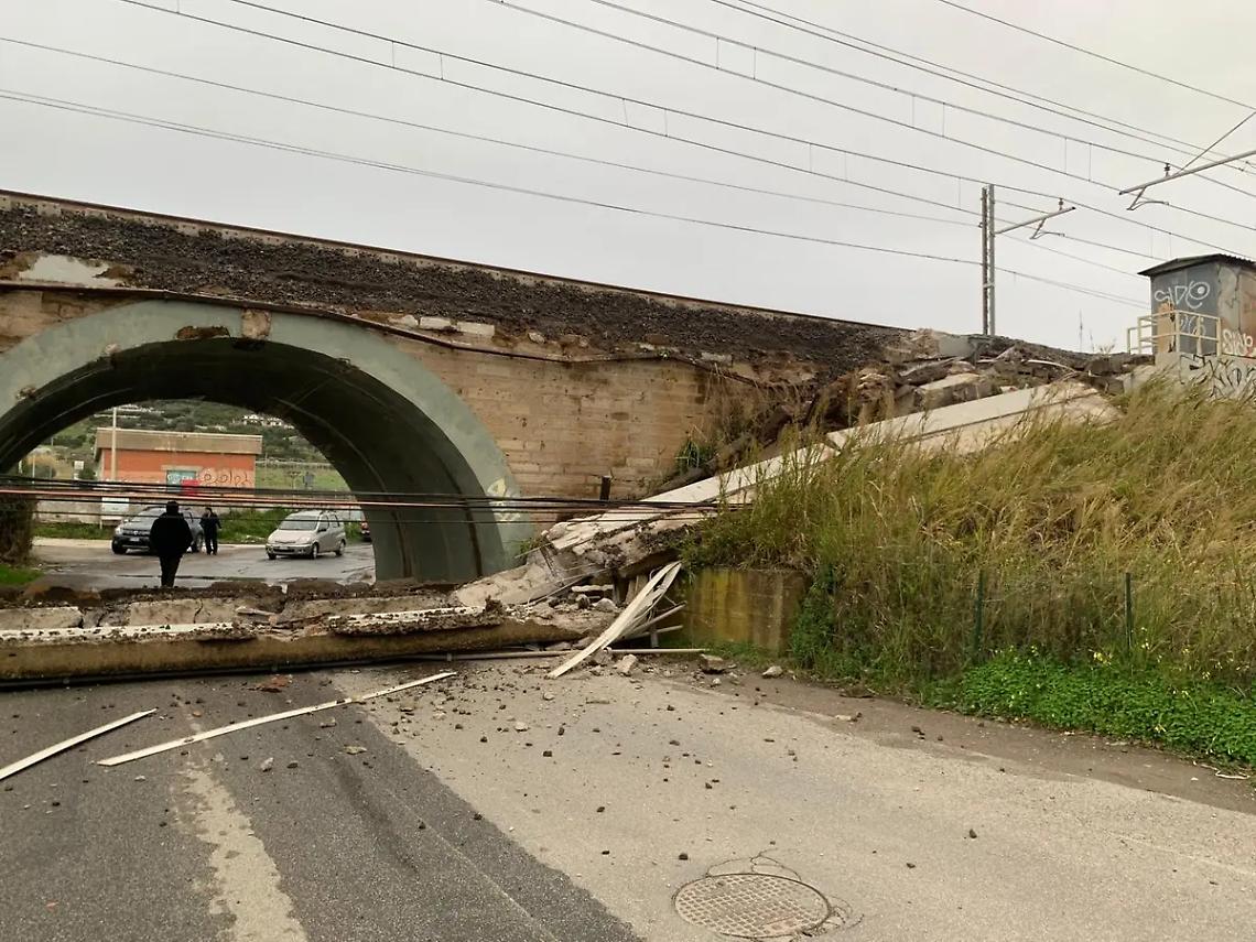 &laquo;Centinaia di persone abbandonate nella tratta Roma&ndash;Civitavecchia: una notte al freddo sotto la pioggia&raquo;