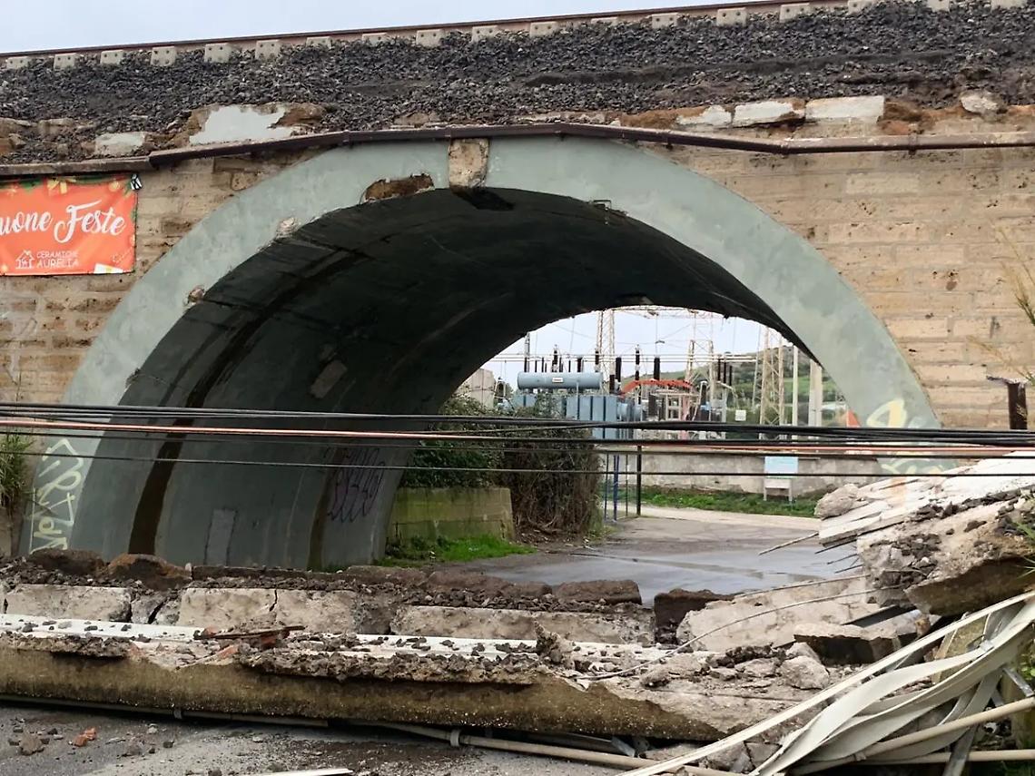 Crollo del parapetto: disagi ferroviari e caos in stazione
