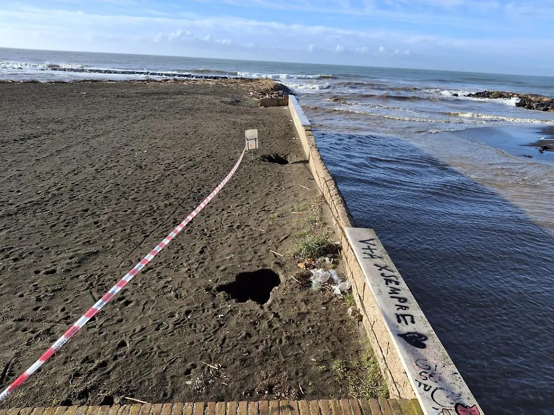 Sos in spiaggia: si formano voragini profonde al centro