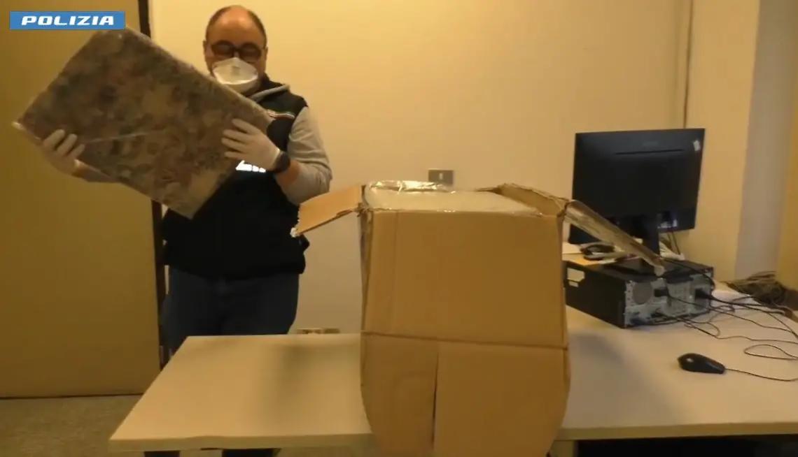 Si fa consegnare biancheria intrisa di droga