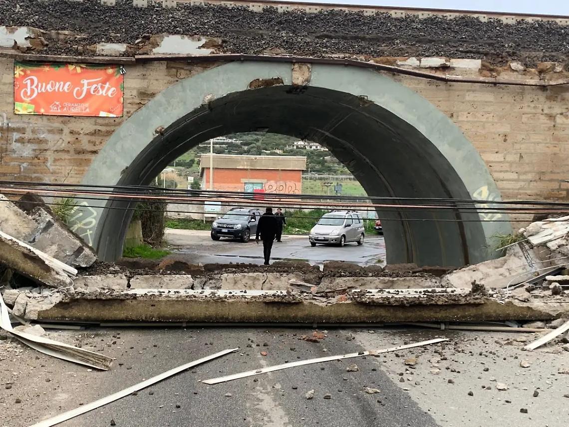 Parapetto crollato, circolazione ferroviaria ancora rallentata