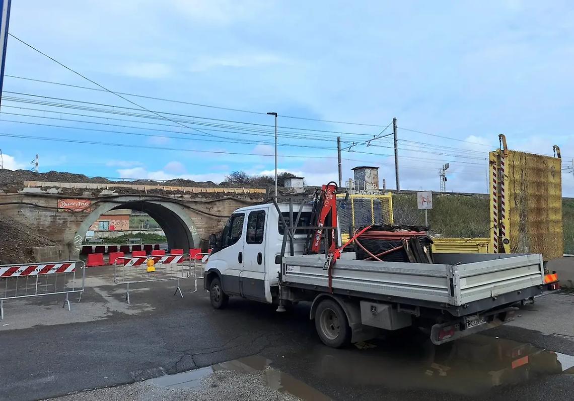 Manutenzione sotto accusa dopo il crollo: tirrenica in tilt e pendolari esasperati