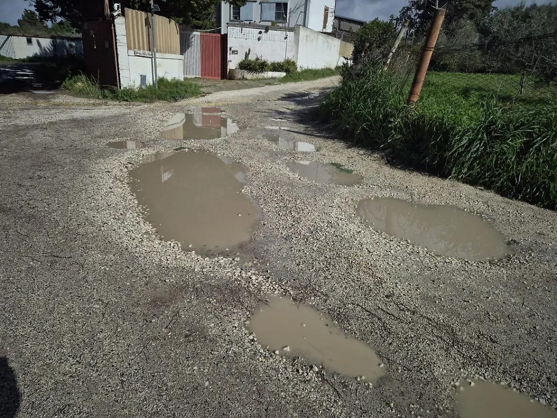 Solchi e crateri al centro della strada: via della Madonnella &egrave; impercorribile
