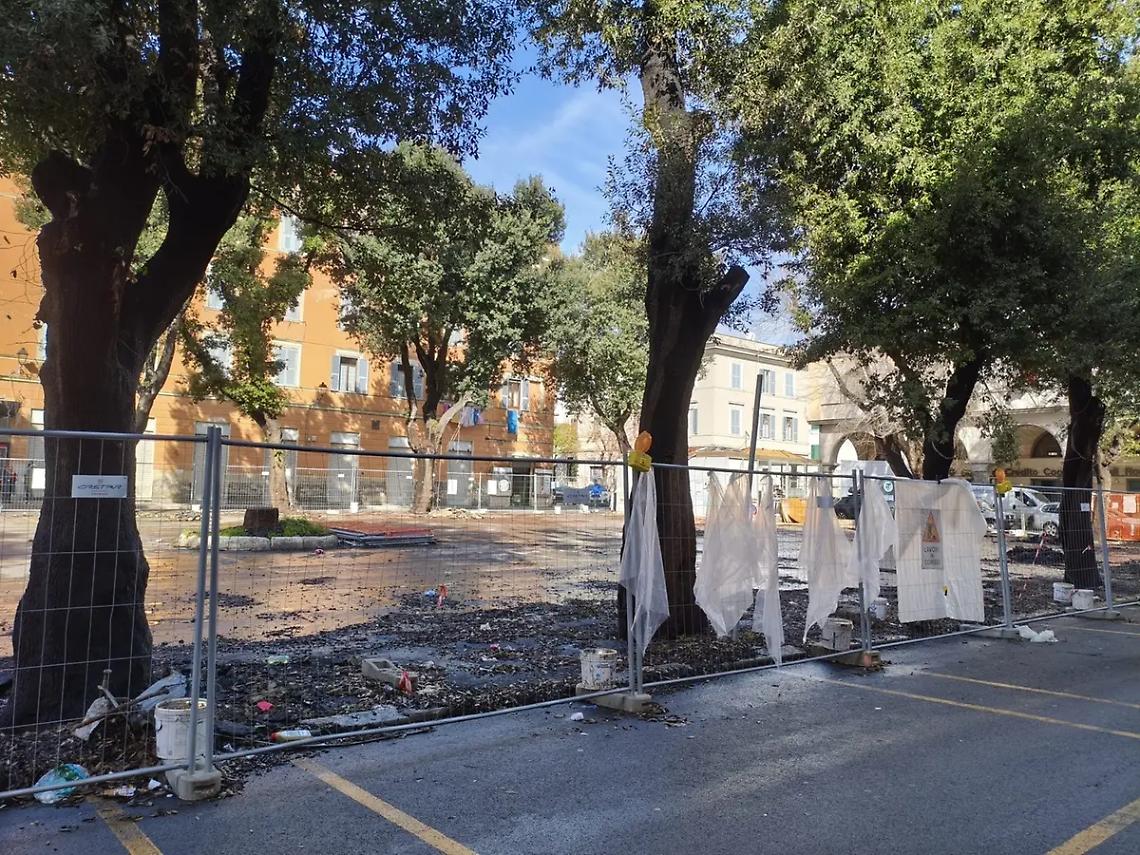 Mercato, in attesa dell&rsquo;esito della perizia operatori sul piede di guerra