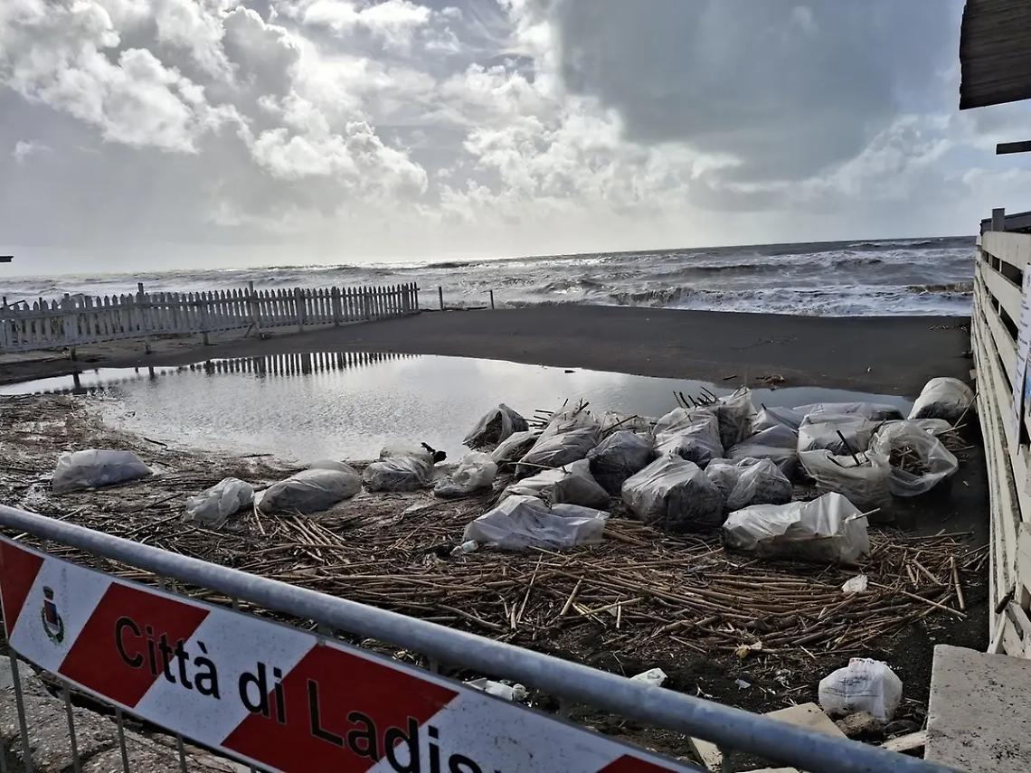 Spiagge sparite, le onde arrivano in strada. Canne e tronchi sulla riva