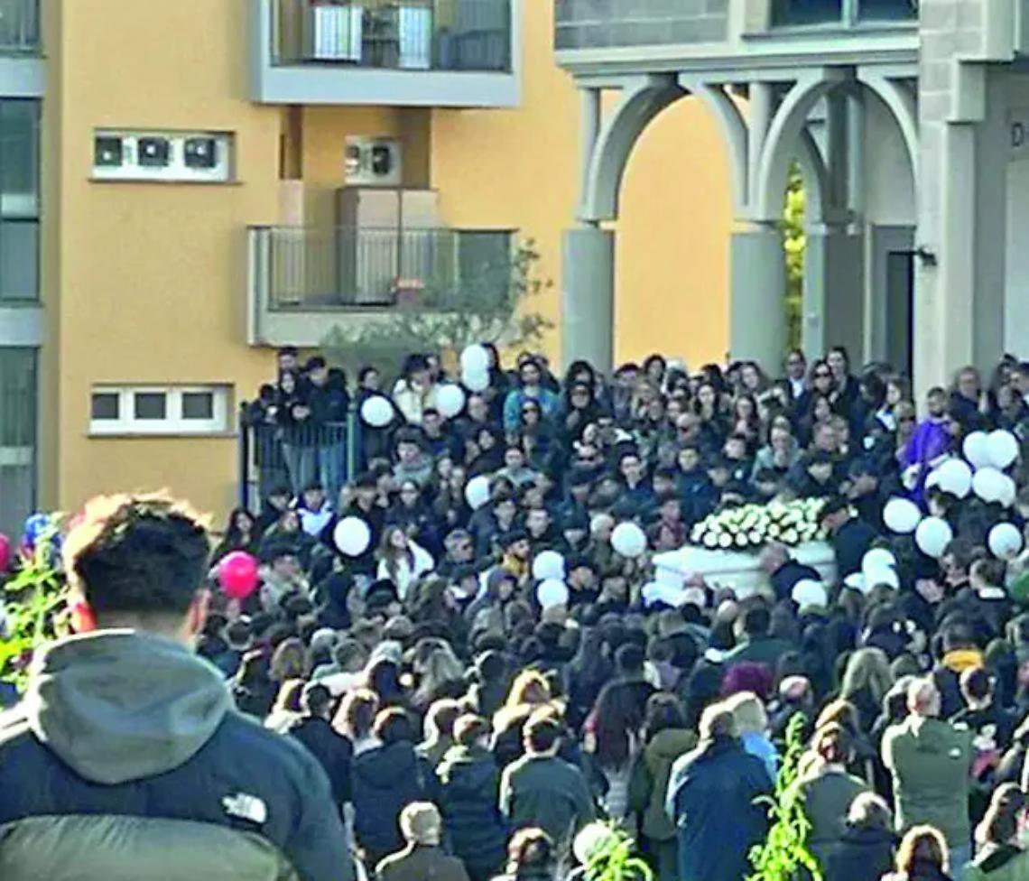 Palloncini bianchi e blu per l&rsquo;ultimo saluto a Gabriele