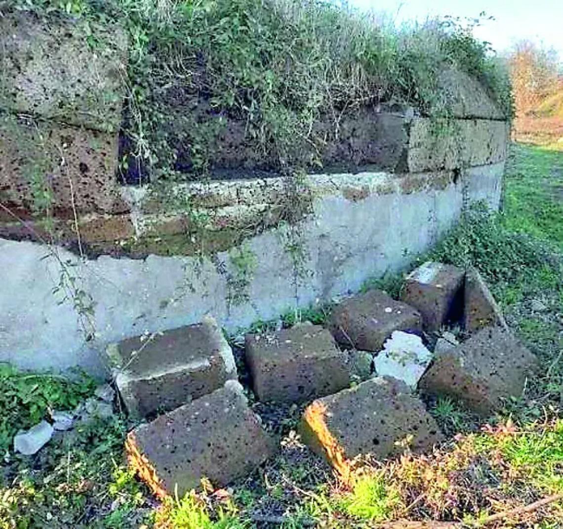 Crollo di tufi alla Tomba Grande del sito storico-archeologico di Pian della Conserva