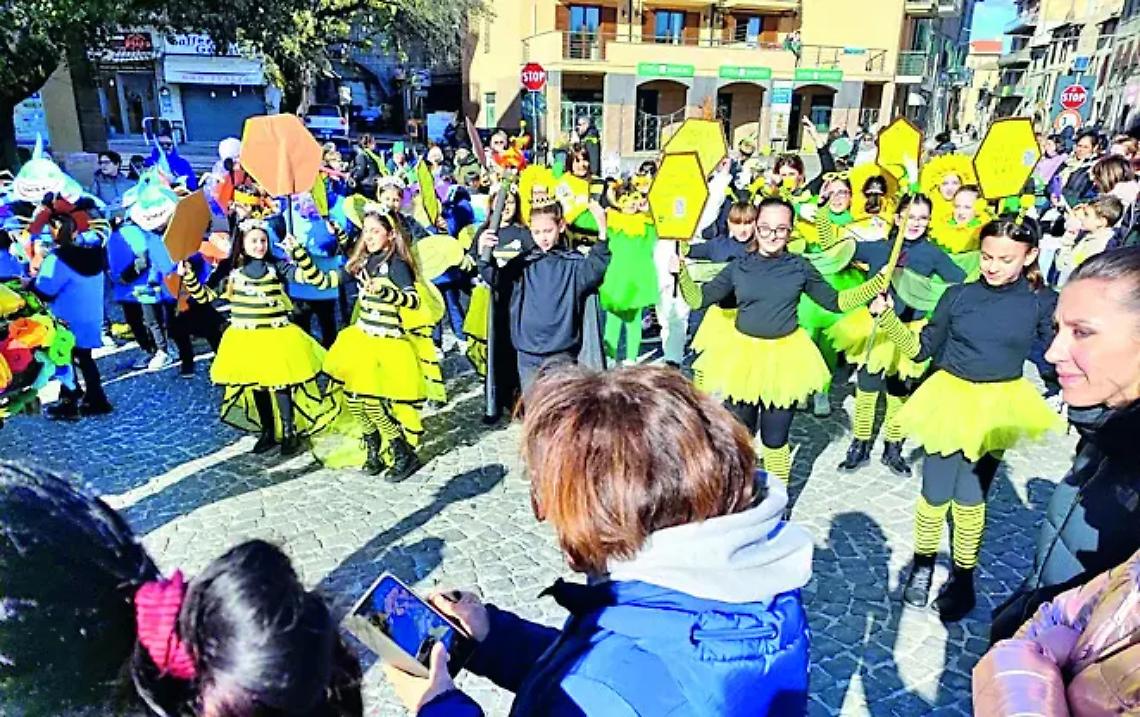 Colori e sorrisi in piazza: grande successo per la prima sfilata dell&rsquo;IC di Tolfa