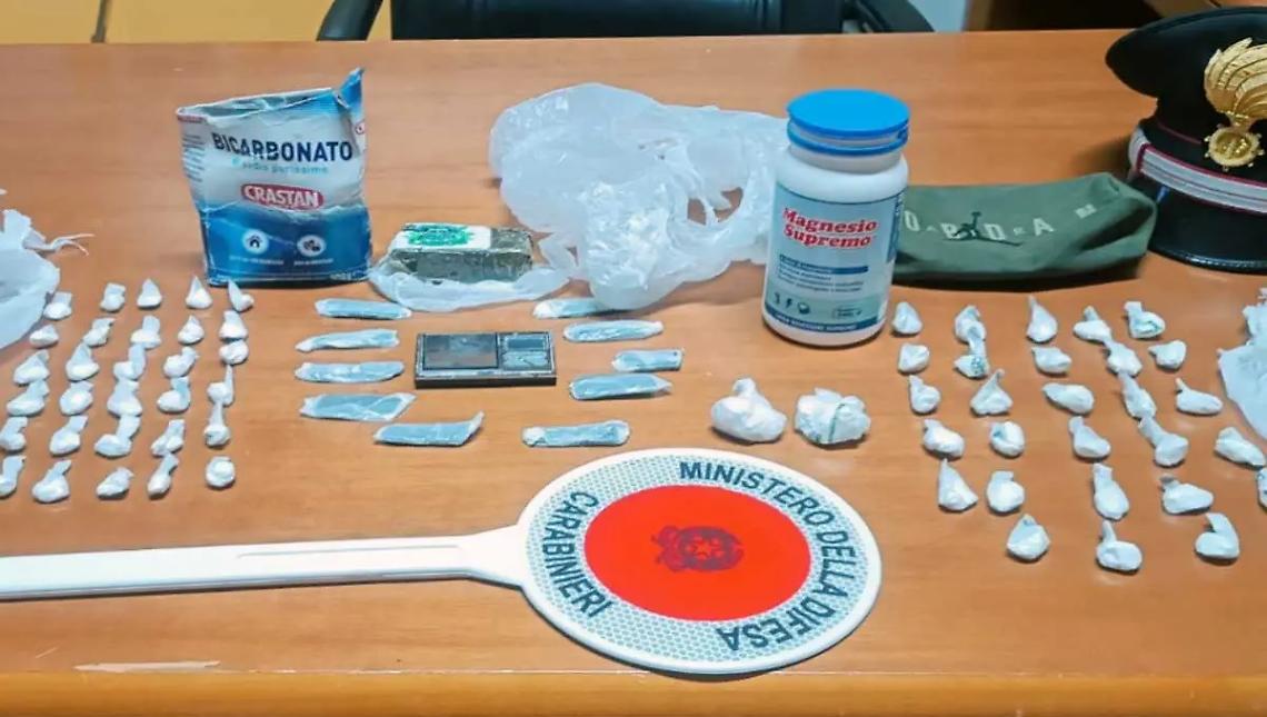 Trovato con 61 dosi di cocaina e 10 di hashish, arrestato