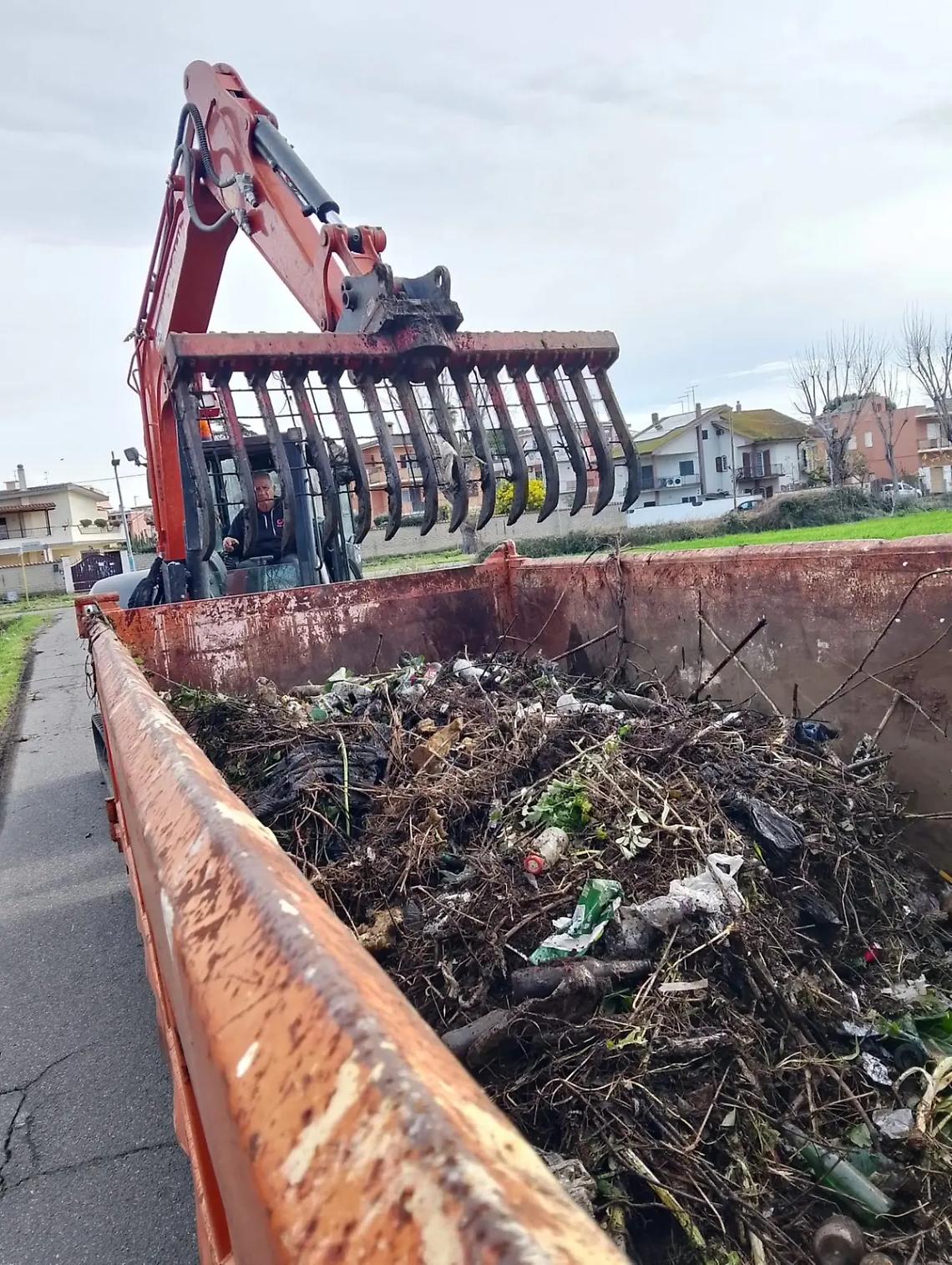 Emergenza discariche nelle campagne, rifiuti nei canali: arrivano le ruspe