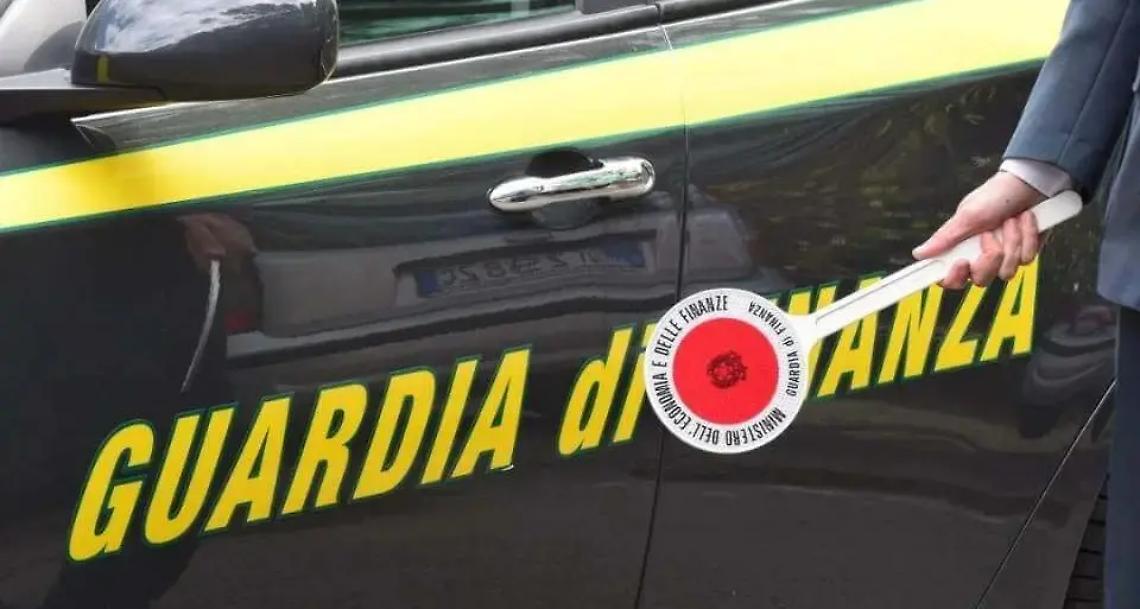 Oltre un chilo di hashish nascosto in auto: due arresti della Guardia di finanza