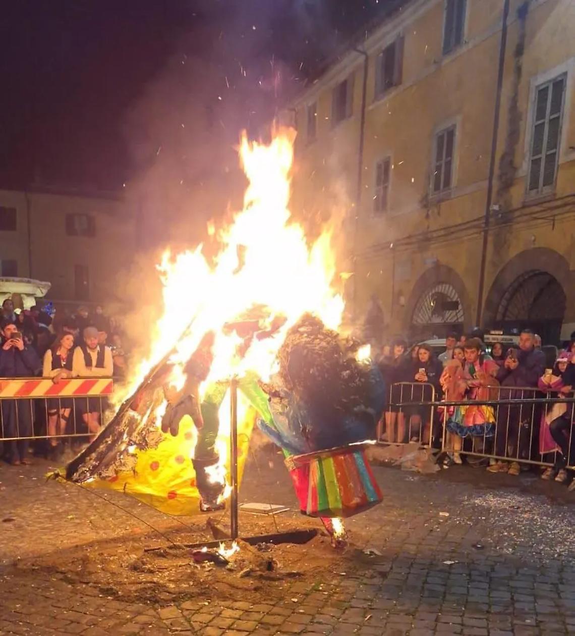 Con il rogo del Puccio cala il sipario sul Carnevale