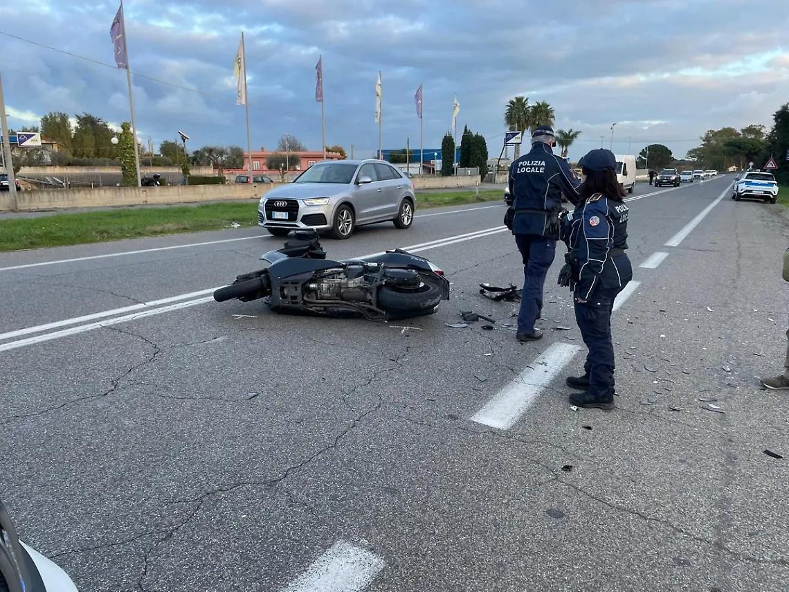 Aurelia, scontro tra auto e moto: centauro finisce in ospedale