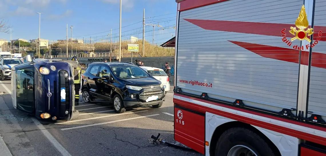 Incidente stradale sulla Via Aurelia: un&rsquo;auto si ribalta