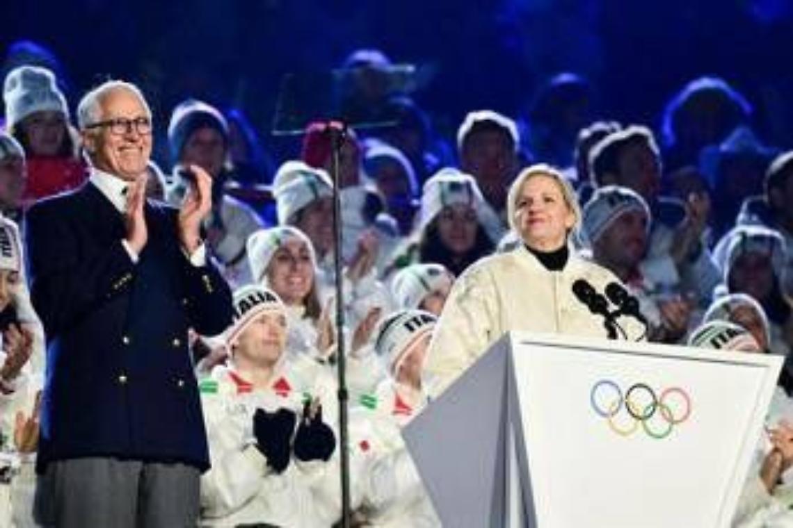 Milano Cortina, cala il sipario: la bandiera olimpica passa alla Francia. Coventry: "Dichiaro i Giochi conclusi"
