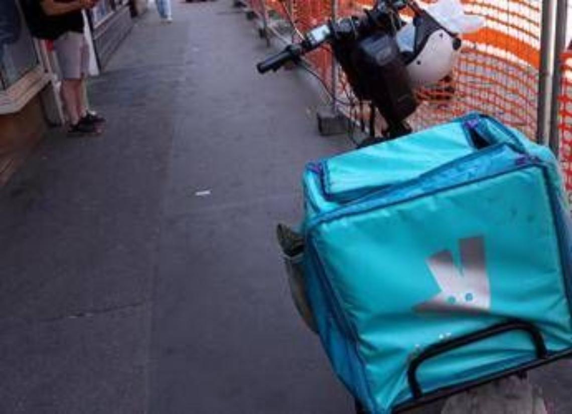 Rider, pm Milano dispone controllo giudiziario per Deliveroo Italy: "Paghe sotto soglia di povert&agrave;"