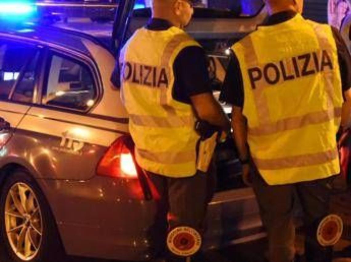 Roma, 23enne su auto a noleggio non si ferma all&rsquo;alt e si schianta contro autobus