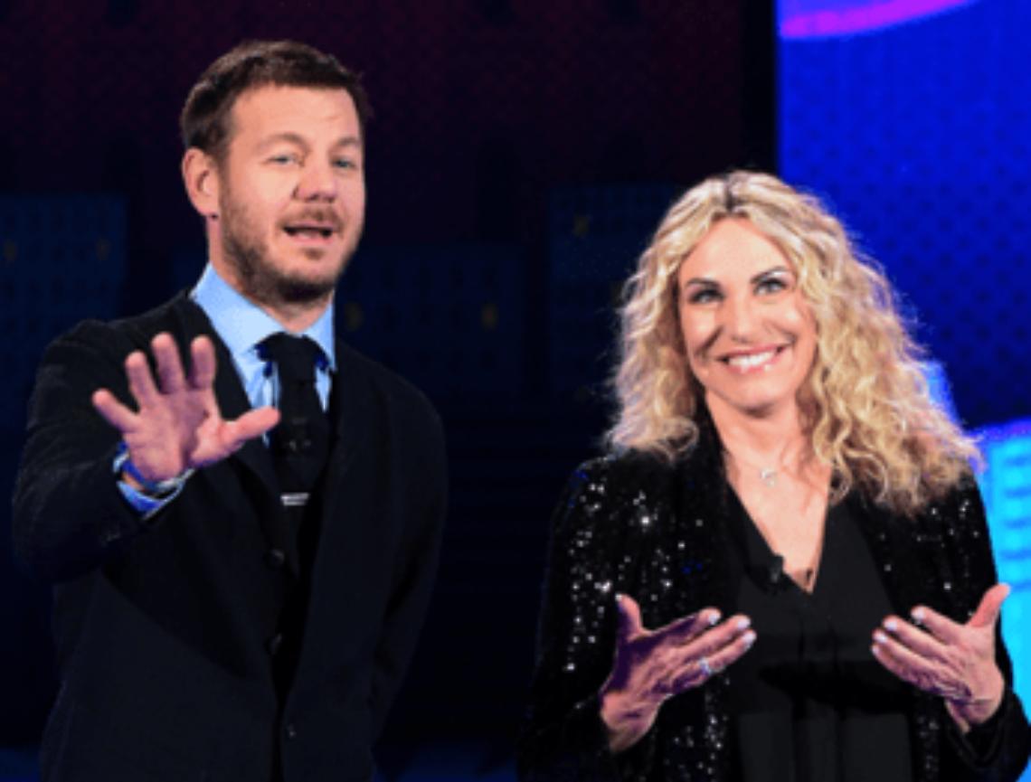 Antonella Clerici: "Bisogna sporcarsi di sugo...". Il messaggio a Cattelan? Cosa &egrave; successo