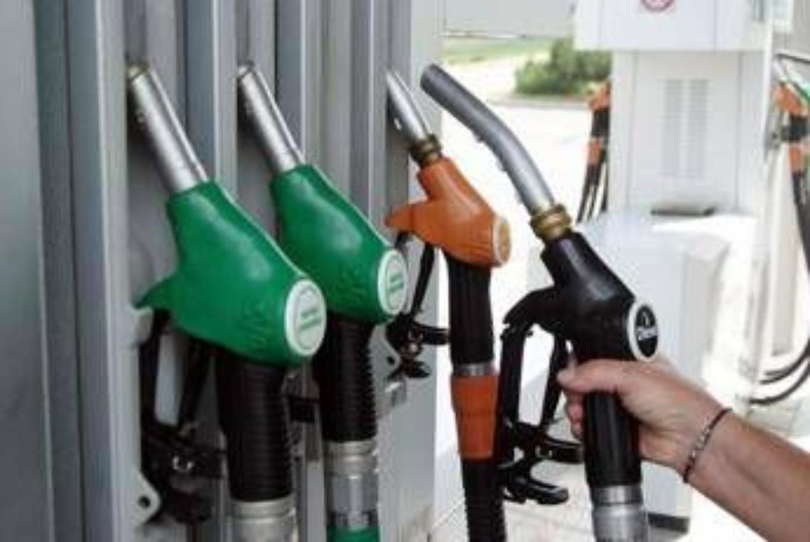 Carburanti, ancora rialzi per benzina e diesel: prezzo gasolio record dal 2022