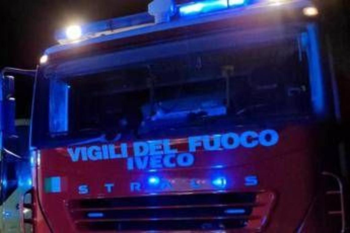 Auto sfonda il guardrail e precipita in un dirupo: muoiono due fidanzati