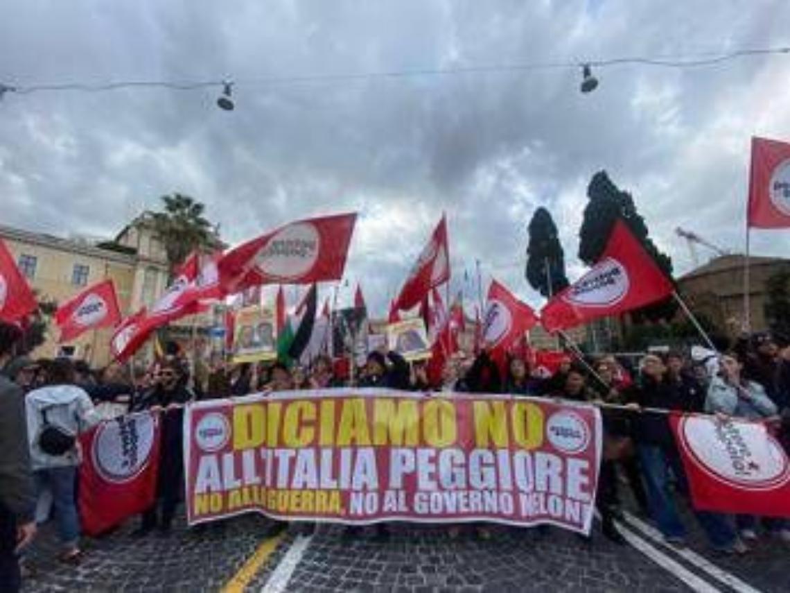 Referendum, a Roma corteo per il 'no': "Contro il governo e la guerra". Bruciata immagine Meloni con Nordio al guinzaglio