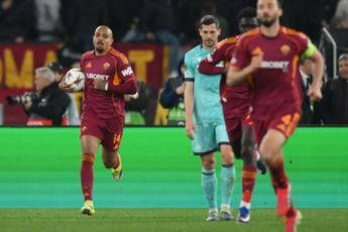 Roma-Bologna, rigore segnato da Malen ma i giallorossi chiedono un altro penalty. Cos'&egrave; successo in Europa League