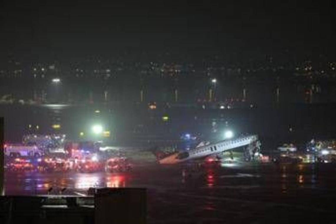 Incidente all'aeroporto LaGuardia di New York, aereo in fase di atterraggio si scontra con un veicolo