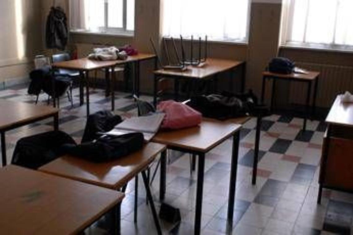 Attirata con una scusa nel bagno della scuola, 12enne ferita con le forbici da una coetanea