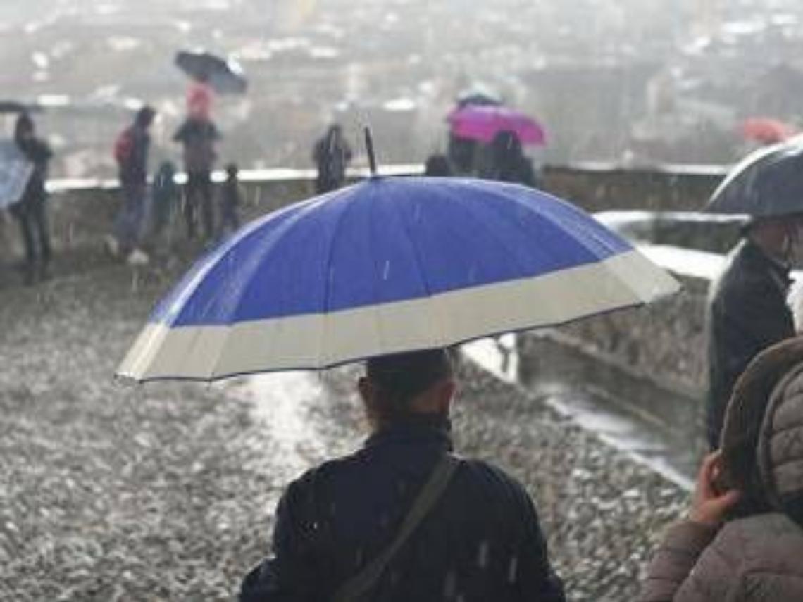 Caldo non dura, in arrivo pioggia e freddo: come cambia meteo in Italia
